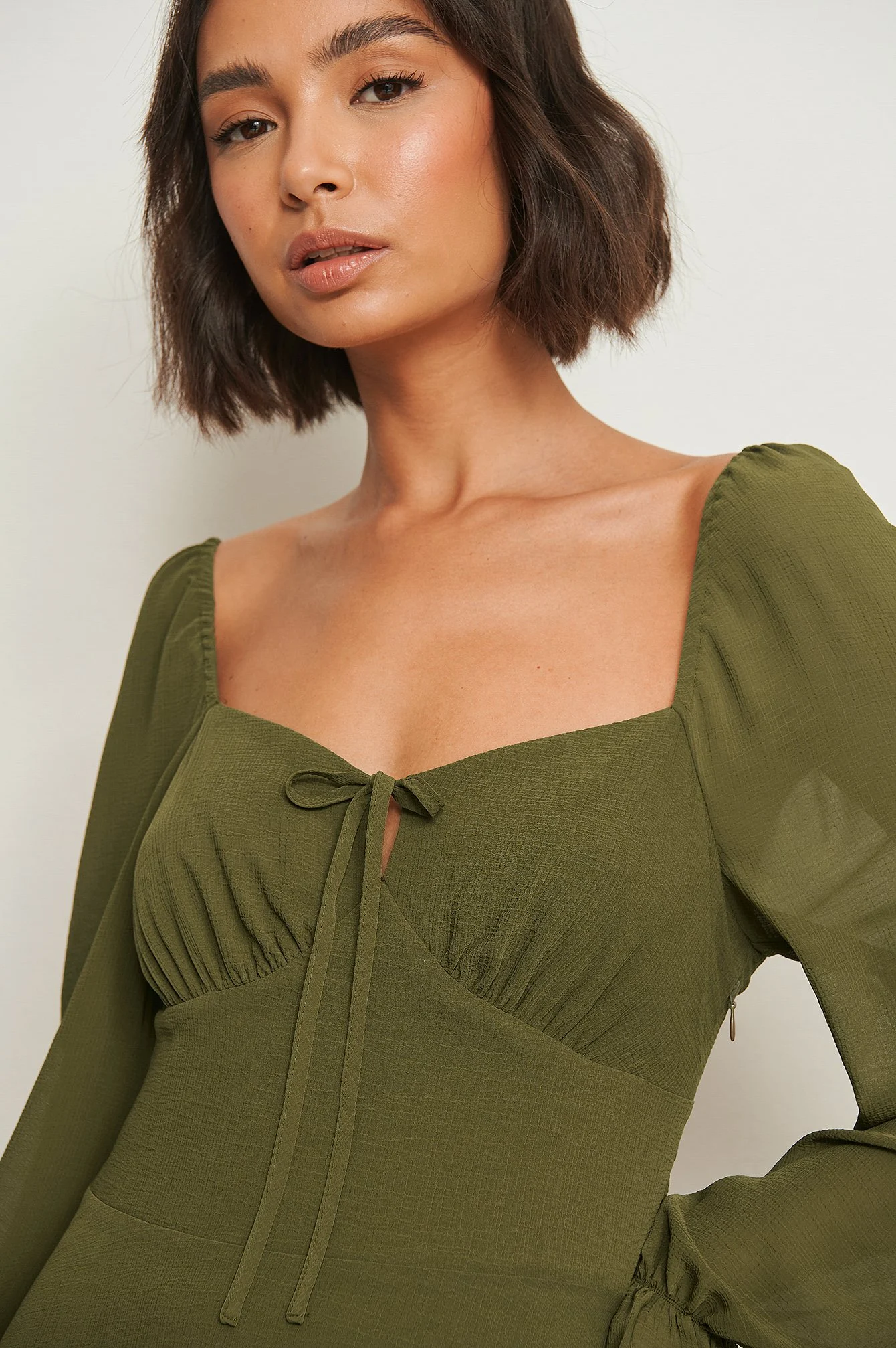 Recyceltes Kleid mit langen Ärmeln und Schnürung-Detail