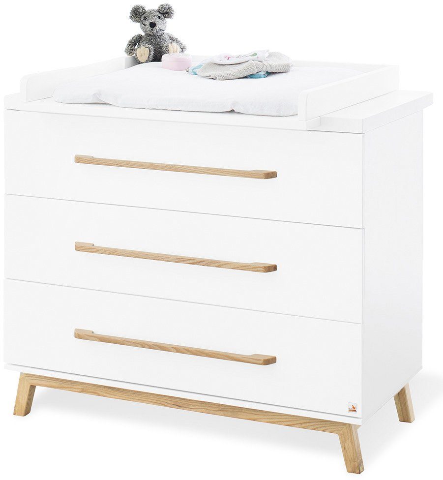 Pinolino® Babyzimmer-Komplettset Hilda & Riva, (Set, 4-St., Hausbett, Wickelkommode, Kleiderschrank, Wandregal), breit; Hausbett, Wickelkommode breit, 3-trg. Kleiderschrank & Wandrgal