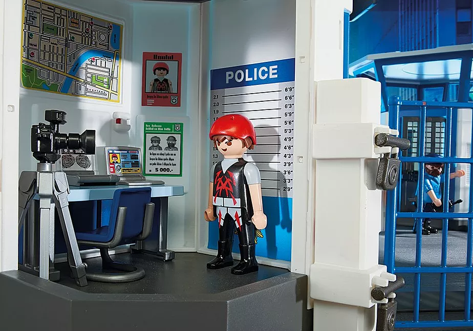 Polizei-Kommandozentrale mit Gef&auml;ngnis
