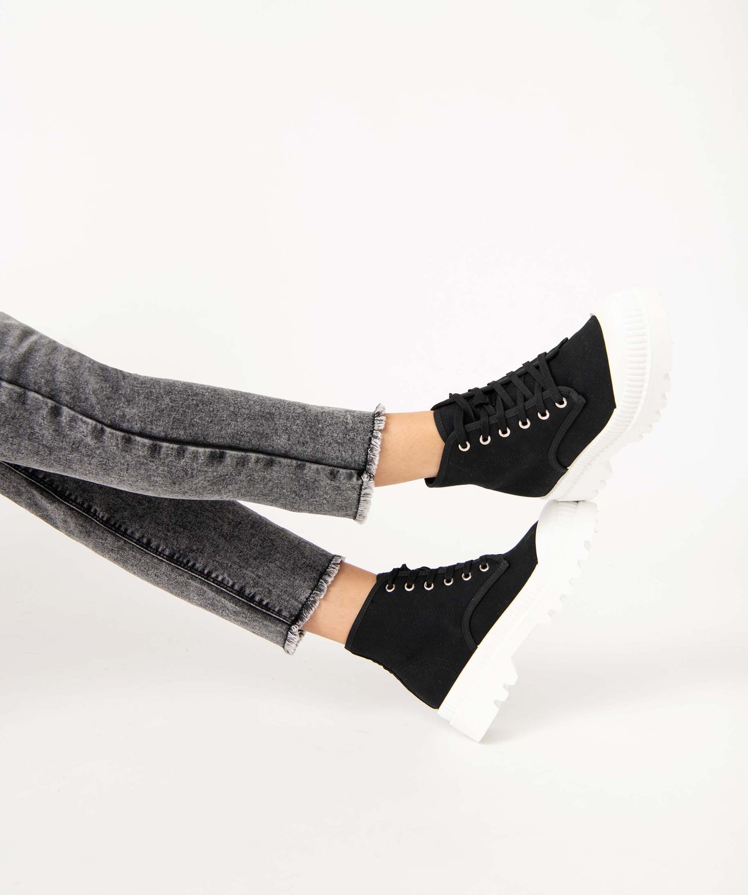 Baskets femme mid-cut en toile unie à semelle crantée noir | GEMO