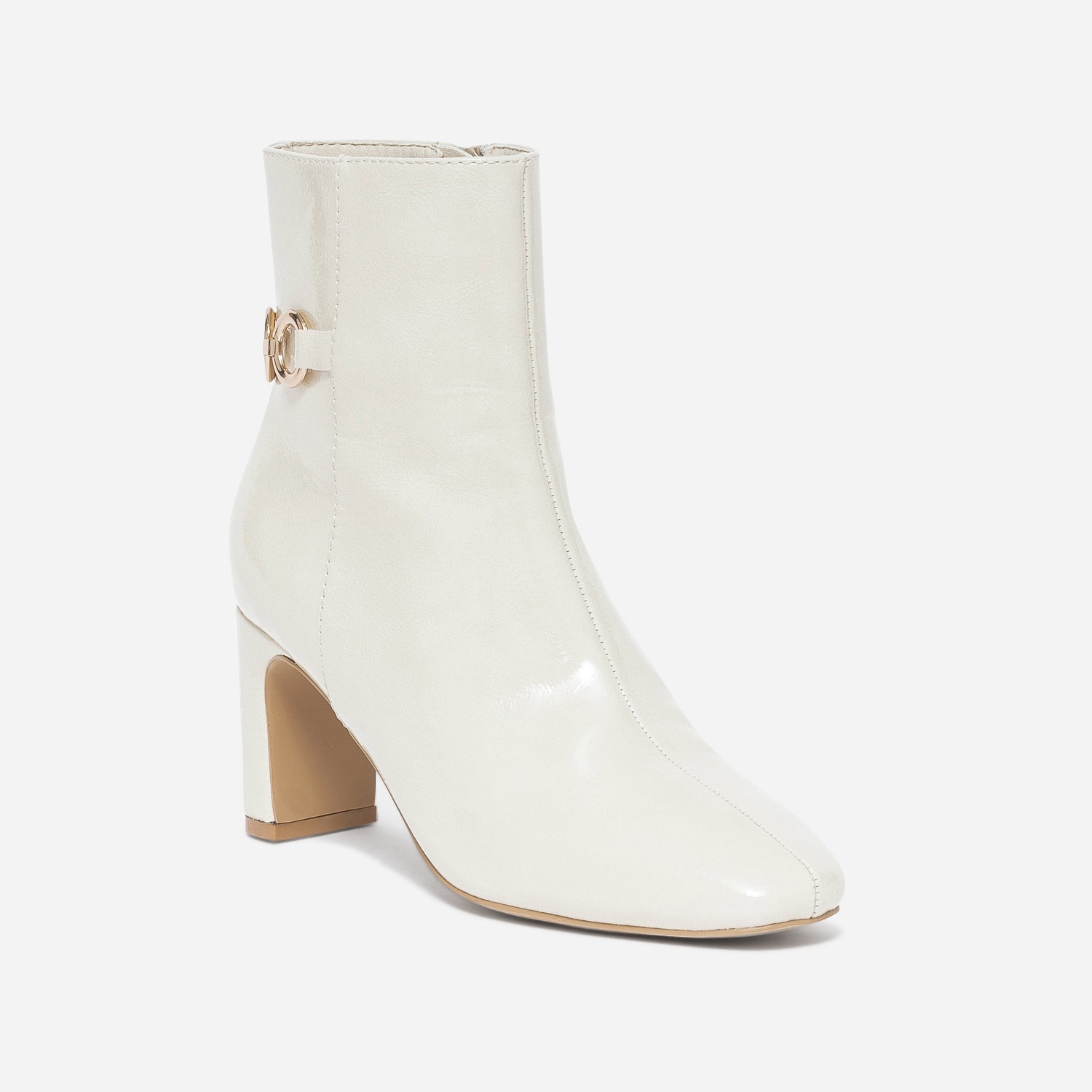 Boots blanc cassé verni avec chaîne-anneaux