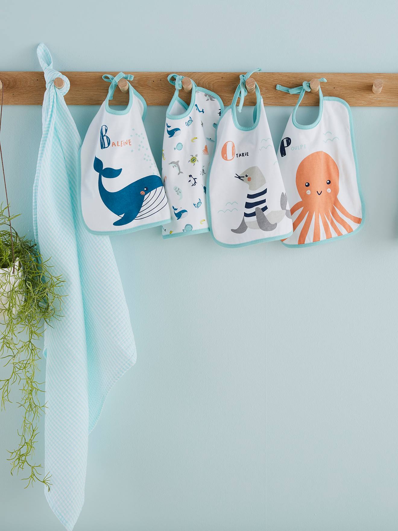 Lot de 7 bavoirs bébé imprimés fond blanc
