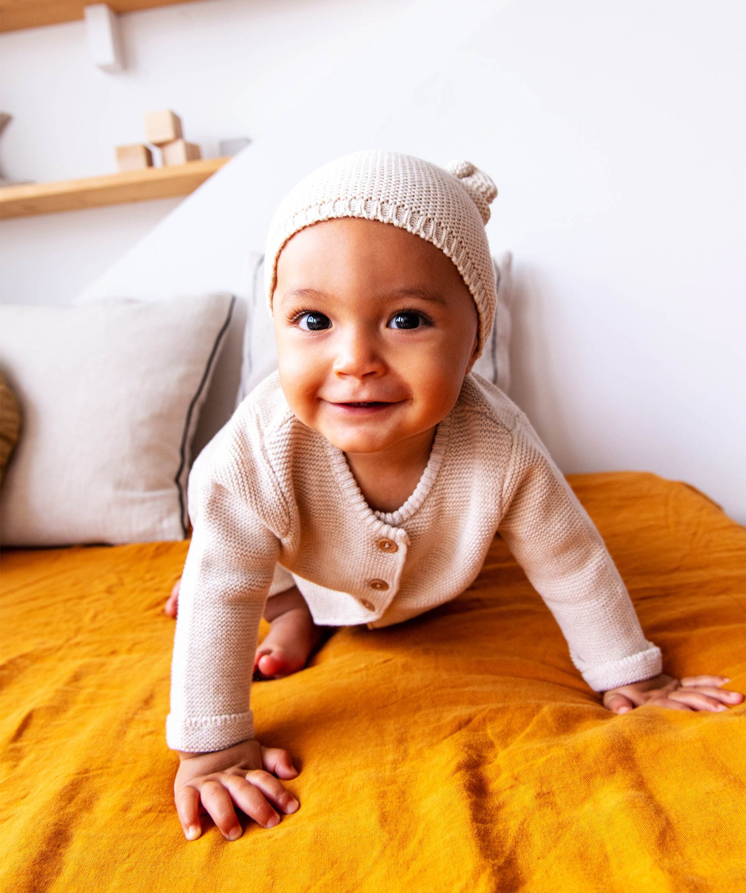 Gilet bébé à col rond en maille tricotée beige | GEMO