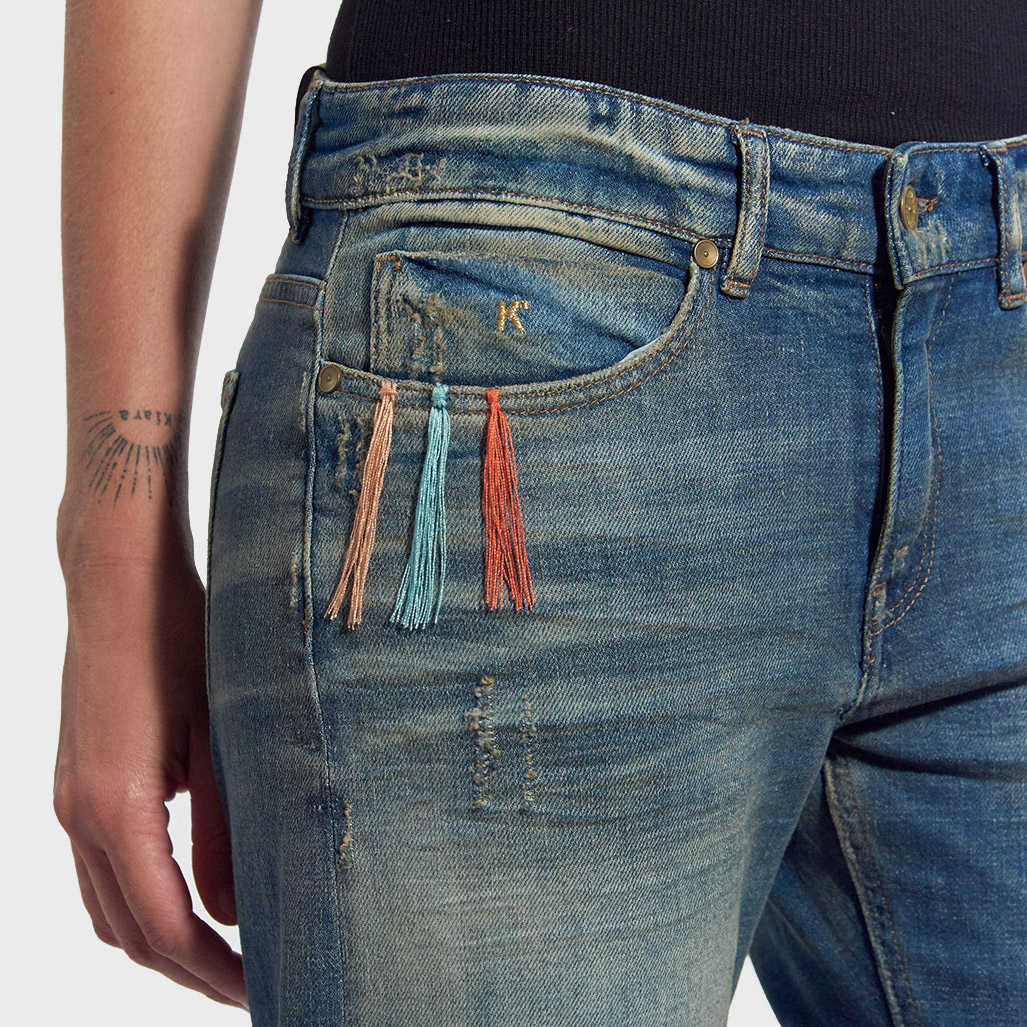 FUNKY  Jean effet délavé & déchiré avec broderie fils couleur, coupe straight