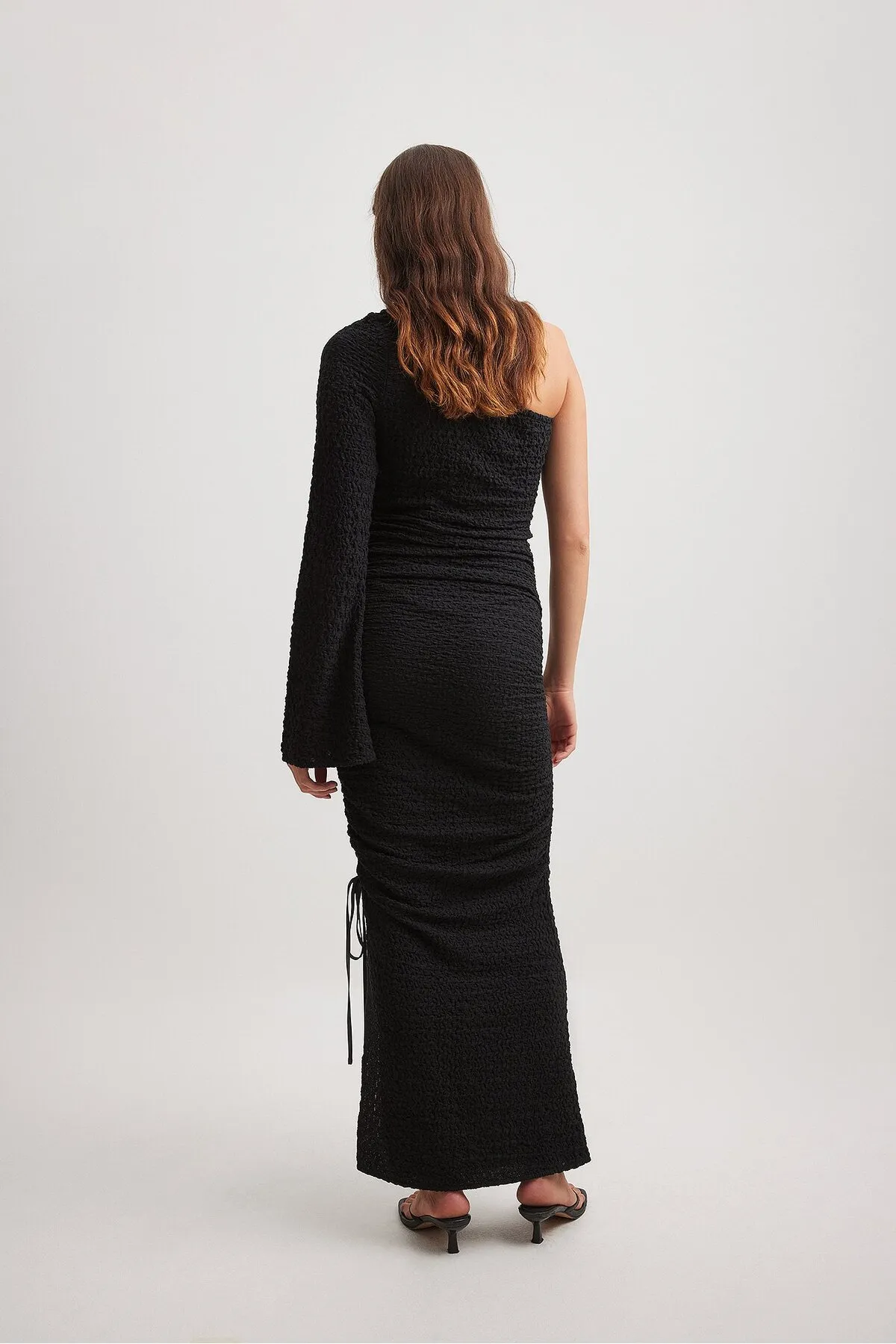NA-KD  Strukturiertes Maxikleid mit einer Schulter