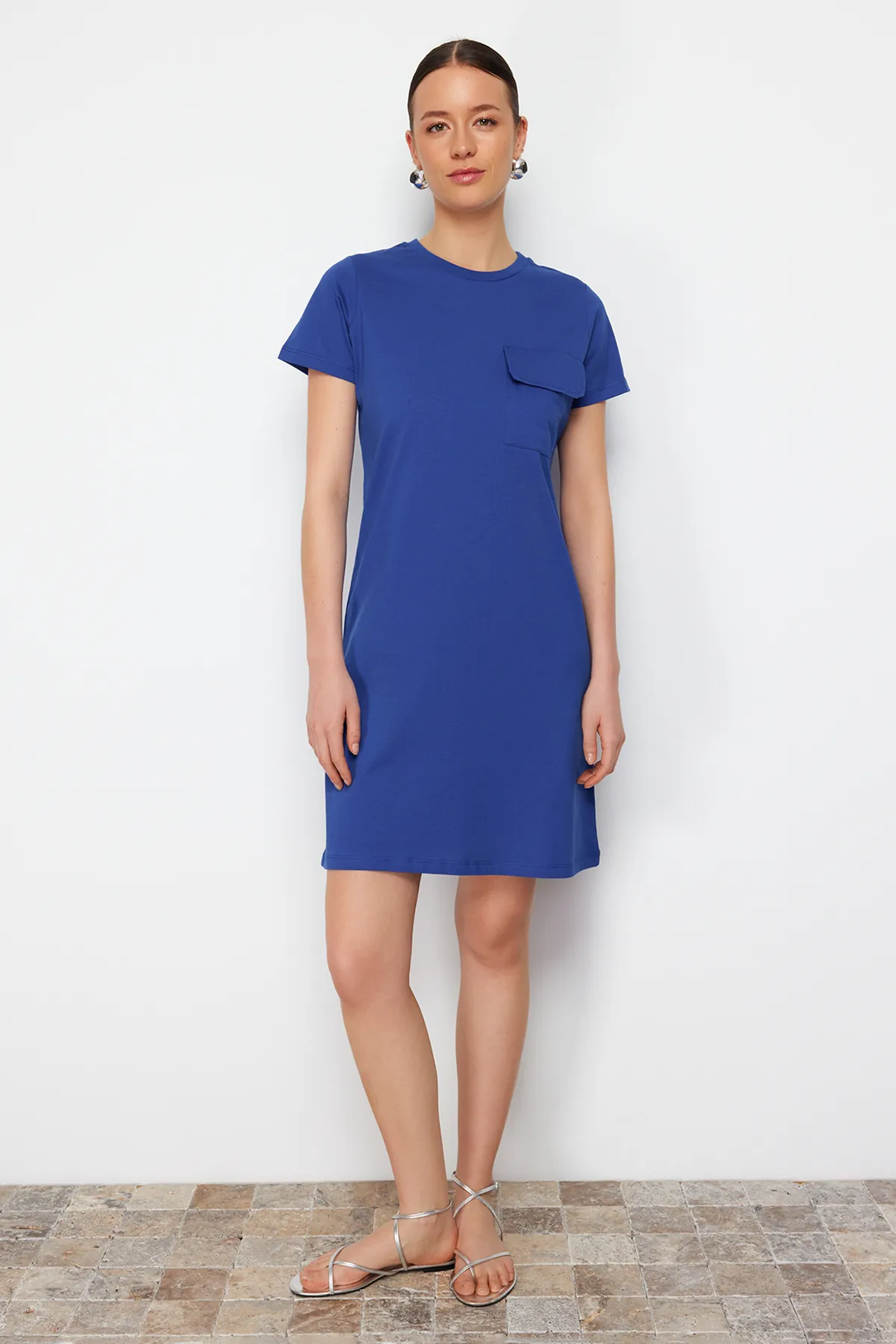 Trendyol Collection  Saks T-Shirt-Kleid aus 100 % Baumwolle mit Taschen, Rundhalsausschnitt und kurzen Ärmeln, gestrickt, TWOSS24EL00120
