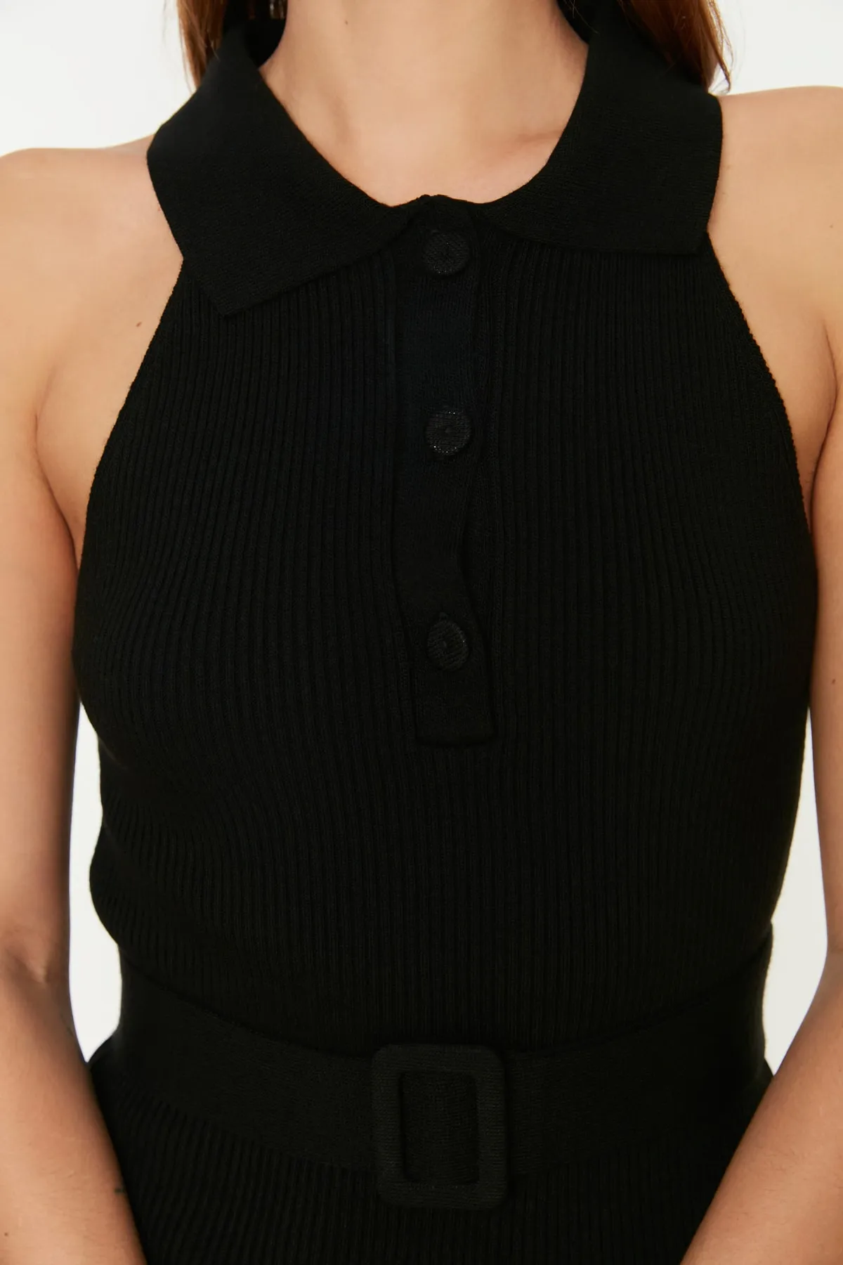 Trendyol Collection  Schwarzes Strick-Midikleid mit Gürteldetail TWOSS22EL1031