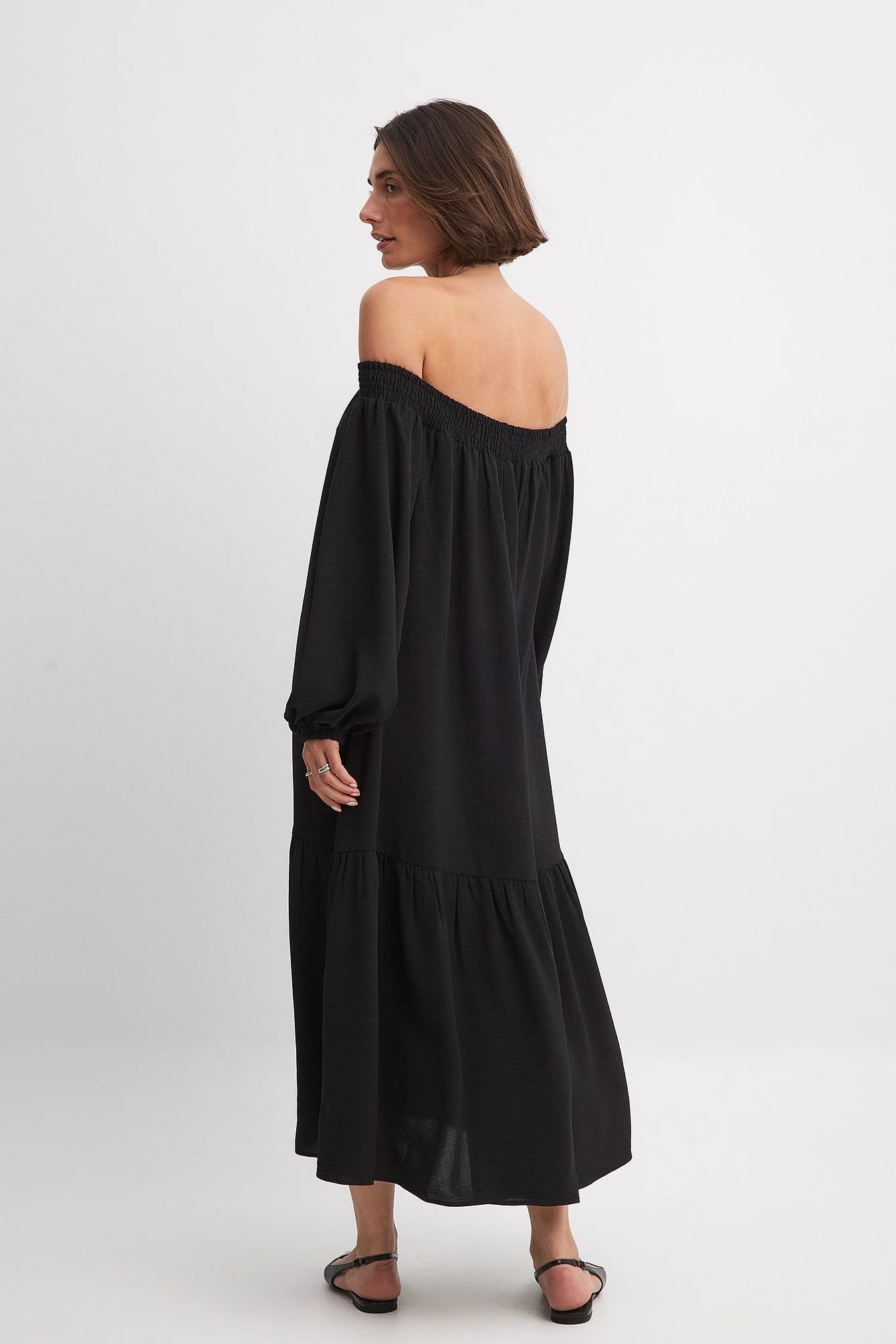 Schulterfreies Midikleid mit langen Ärmeln