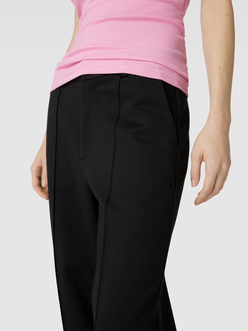 Stoffhose aus Viskose-Mix mit Stretch-Anteil mit Bundfalten in schwarz