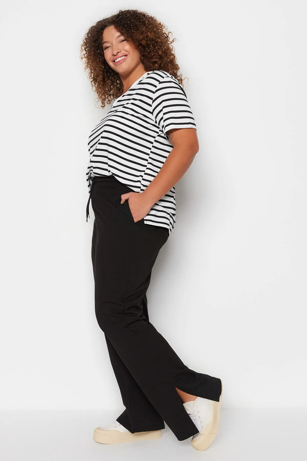 Trendyol Curve  Schwarze gerade geschnittene Strick-Jogginghose mit dünnem Schlitz TBBSS23AJ00003