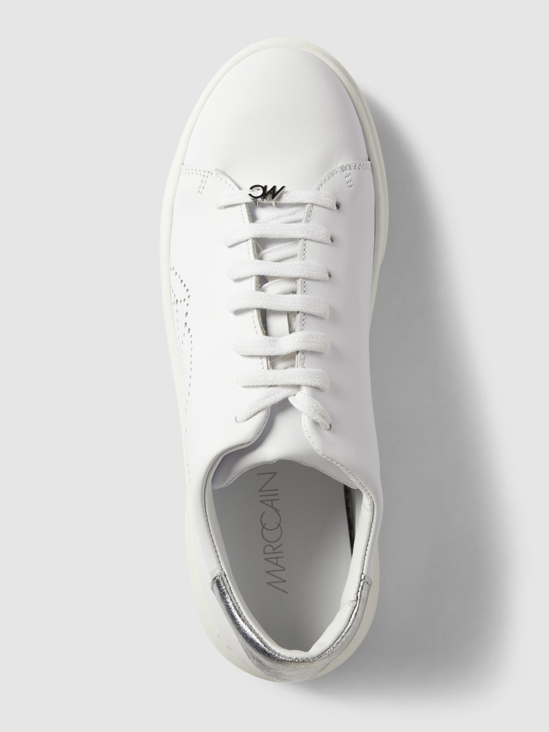 Sneaker mit Label-Detail in weiß