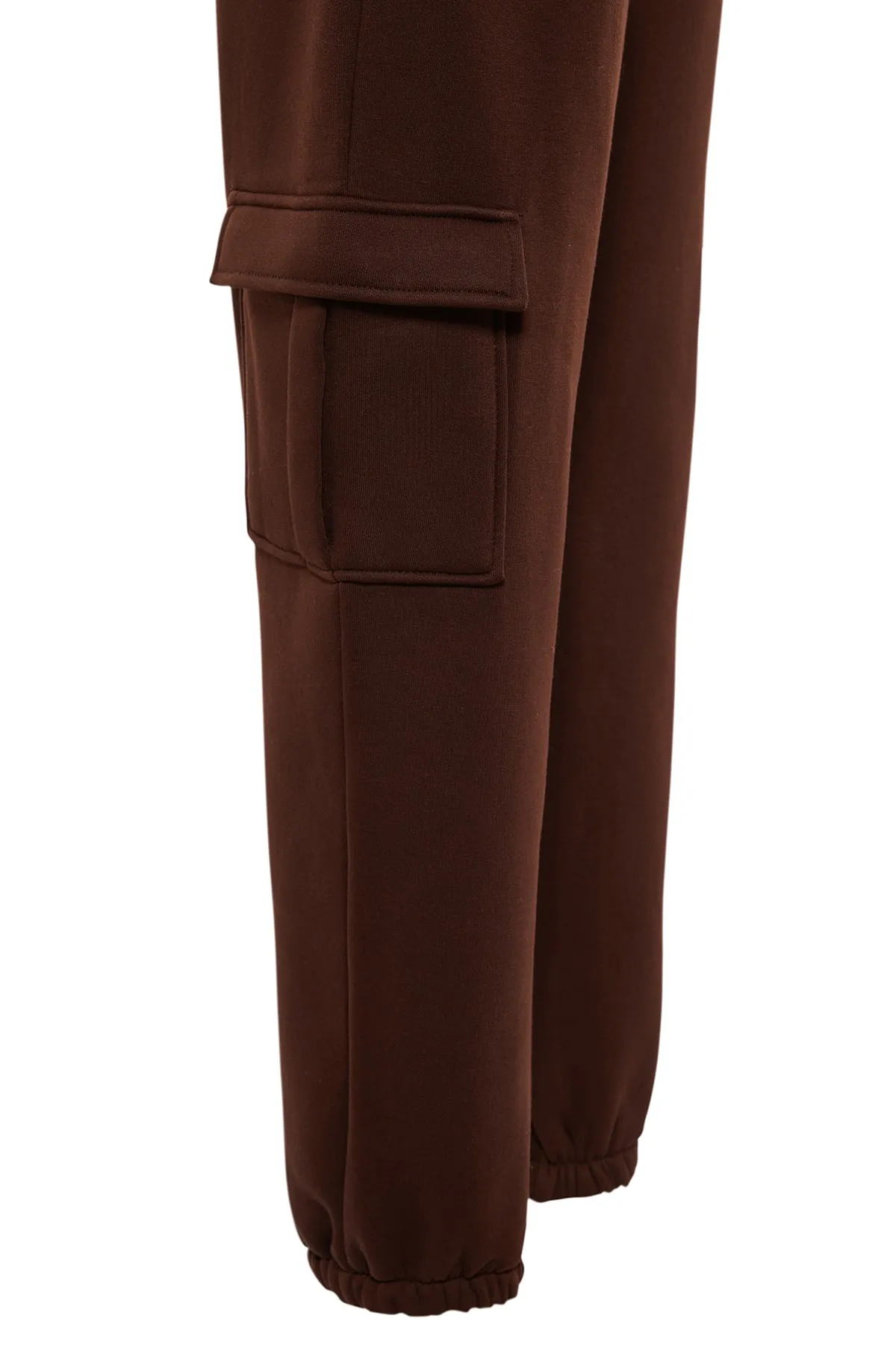 Trendyol Collection  Dunkelbraune Jogginghose aus dickem Fleece mit aufgesetzten Taschen und Details TWOAW23EA00046