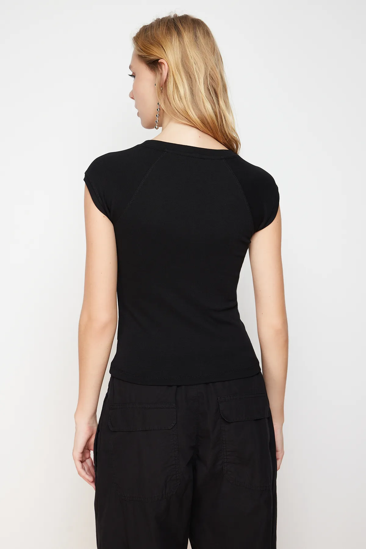 Trendyol Collection  Schwarze, dehnbare Strickbluse mit Mondärmeln aus Viskose/weichem Stoff TWOSS24BZ00088