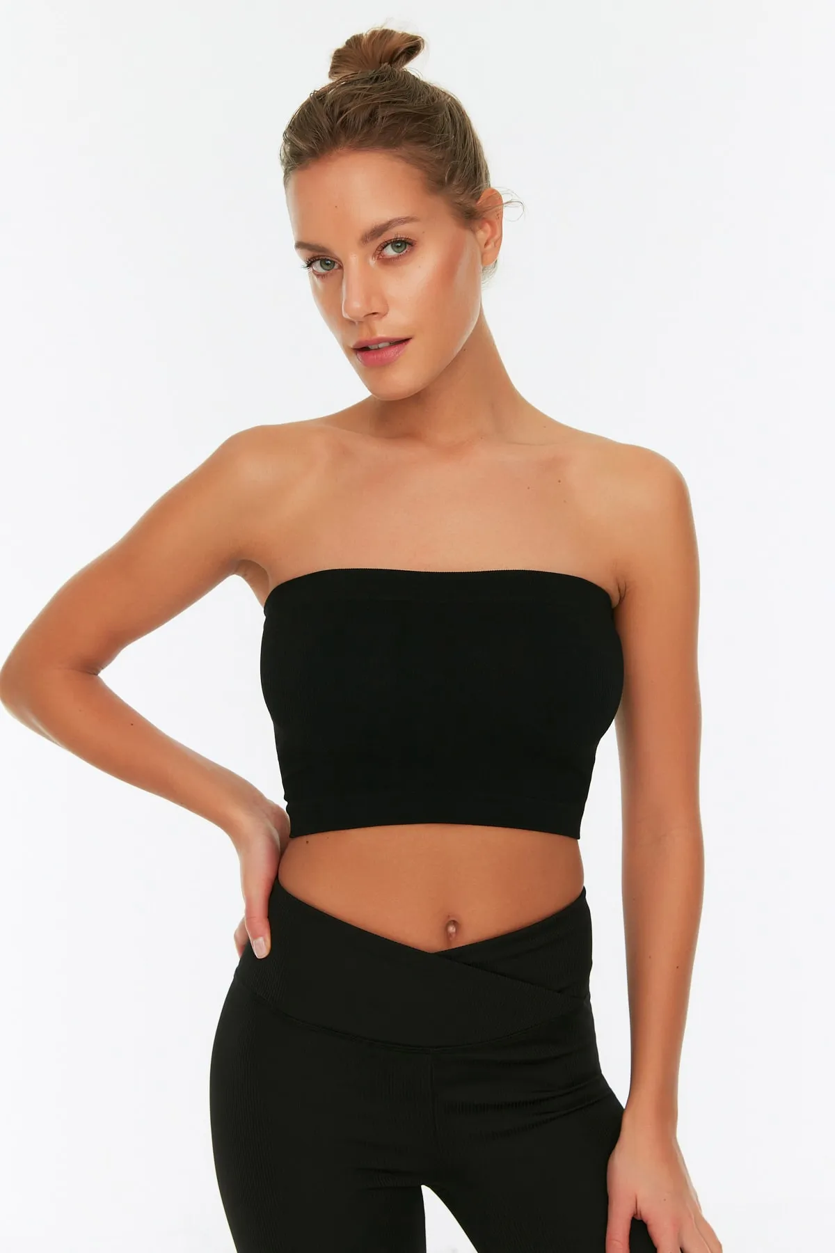 Trendyol Collection  Schwarz-weißer 2er-Pack nahtloser/nahtloser, gerippter, trägerloser gestrickter Sport-BH TWOSS21SS0061