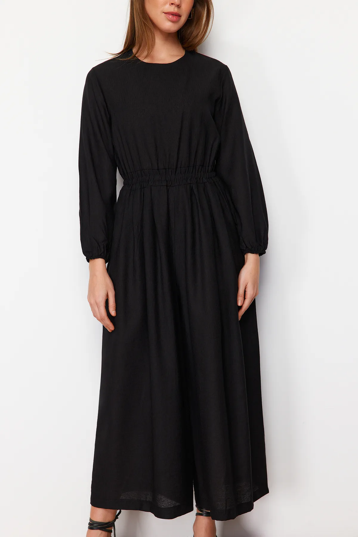Trendyol Modest  Schwarzer Overall mit Rundhalsausschnitt, elastischer Taille, bequemer Schnitt und weitem Bein in Leinenoptik TCTSS21TU0206