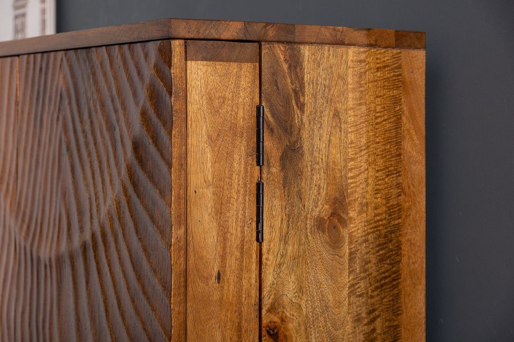 riess-ambiente Barschrank SCORPION 141cm braun / schwarz (Einzelartikel, 1-St) Wohnzimmer · Massivholz · Metall · 3D Schnitzereien