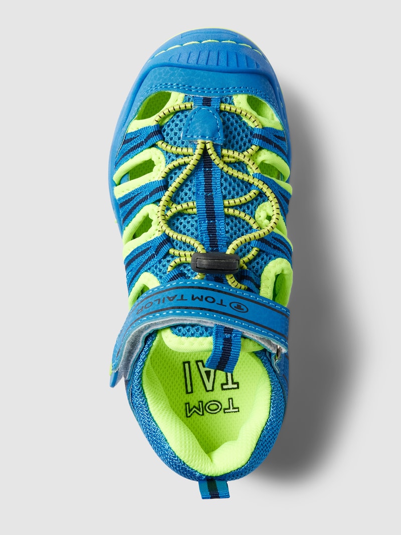 Sneaker mit Label-Detail in türkis
