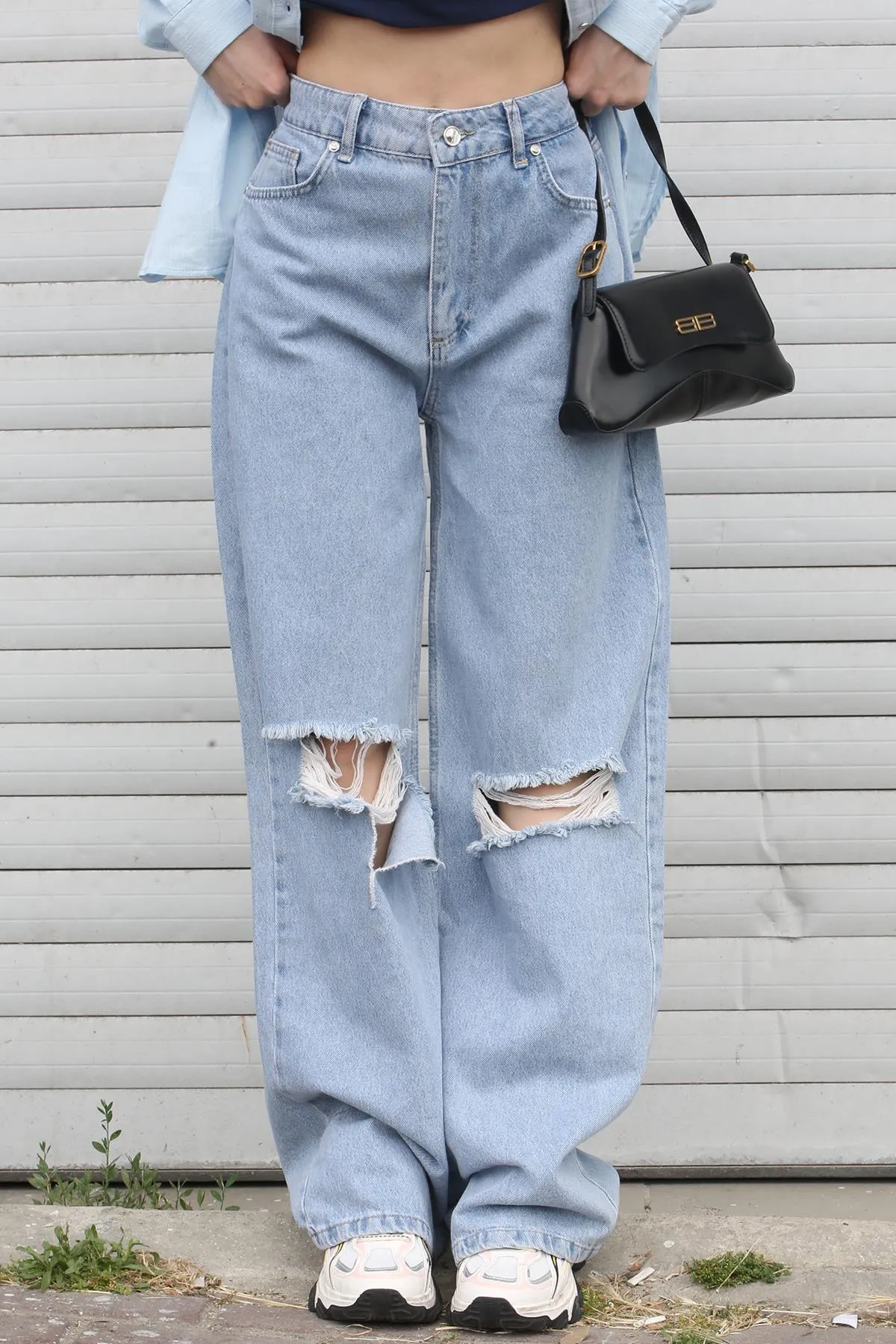 Madmext  Blaue Damenjeans mit zerrissenen Details in normaler Passform MG1184