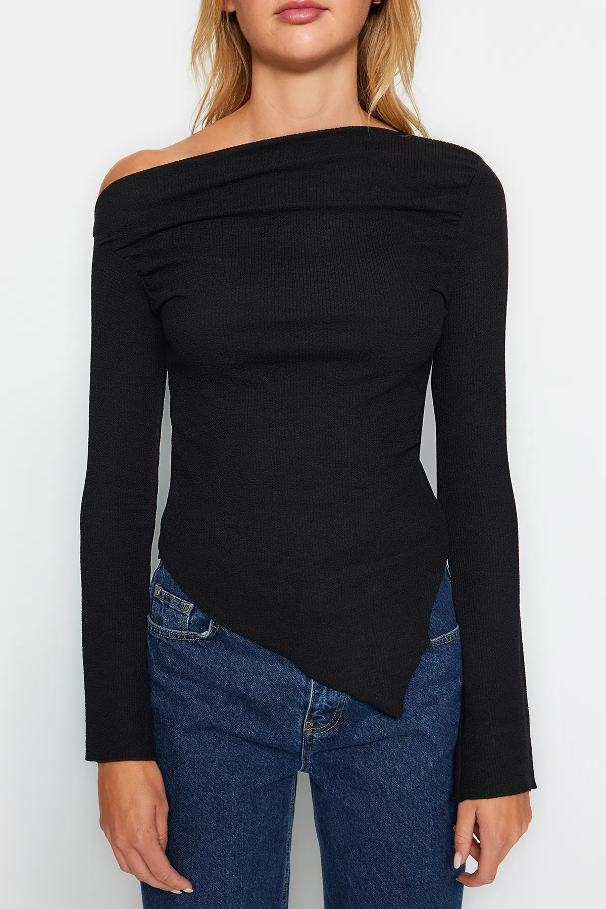Trendyol Collection  Schwarze, drapierte, asymmetrische Strickbluse mit U-Boot-Ausschnitt TWOAW24BZ00393