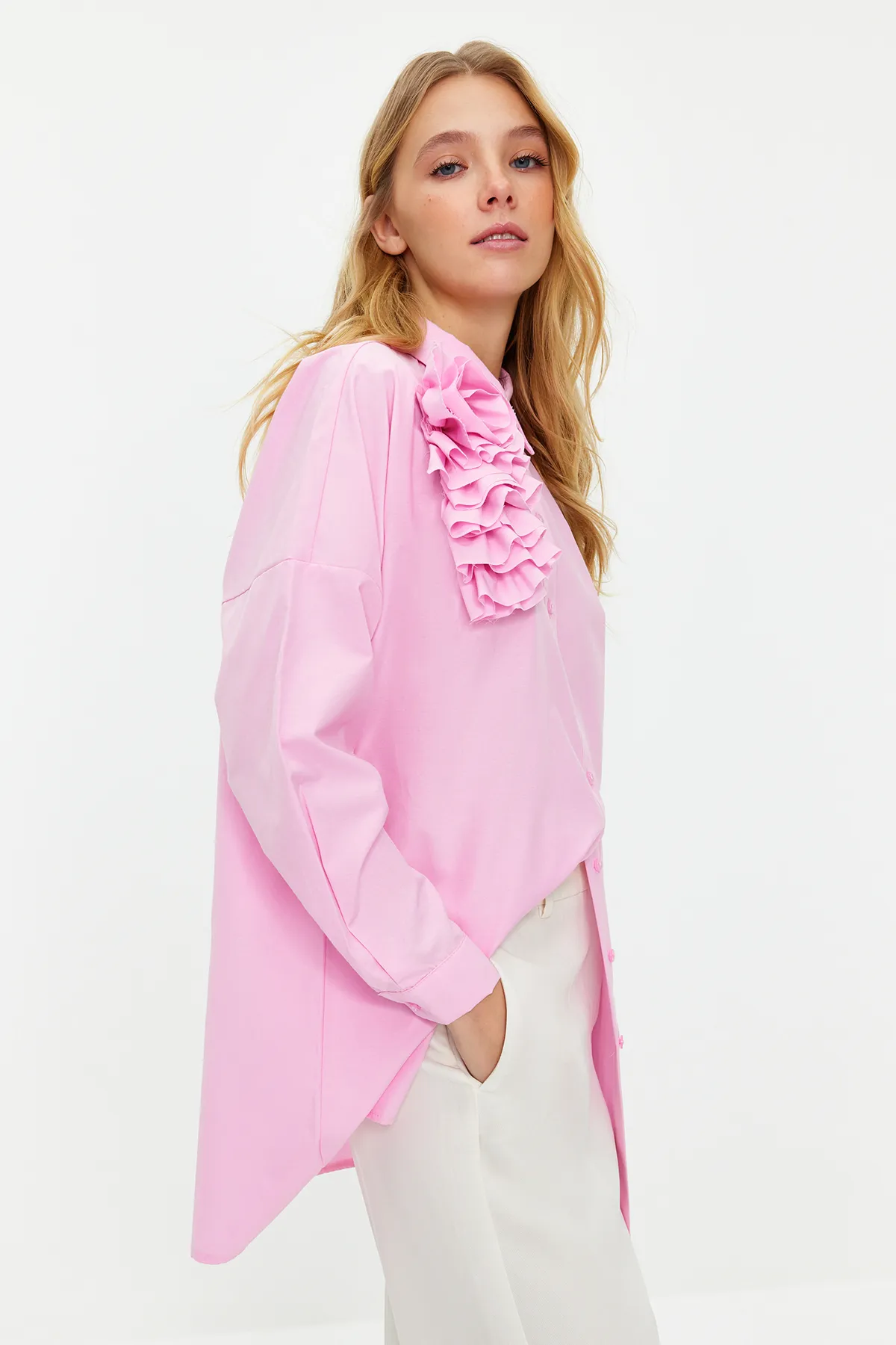 Trendyol Modest  Rosa Hemd aus gewebter Baumwolle mit Blumenapplikationen TCTSS24TG00030
