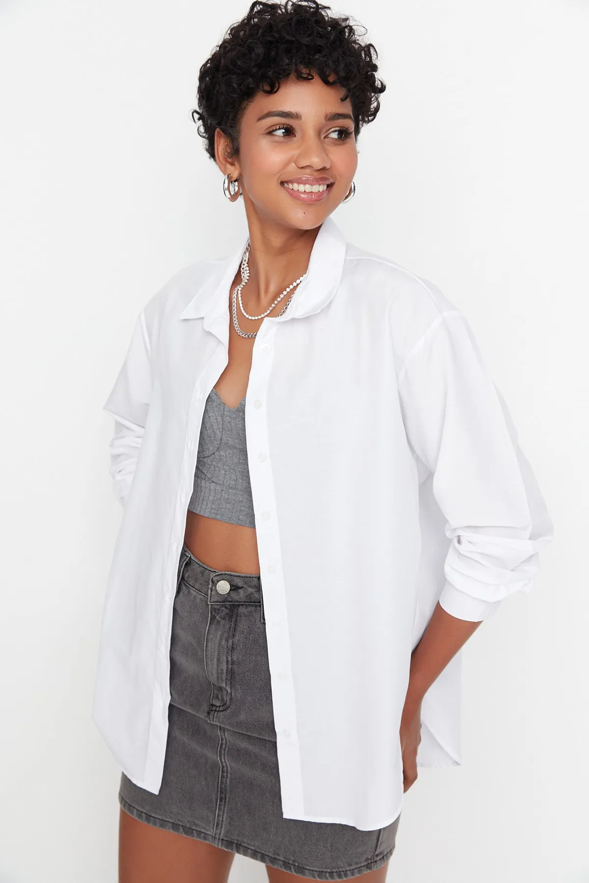 Trendyol Collection  Weißes, locker sitzendes Hemd aus Baumwollgewebe TWOAW20GO0107
