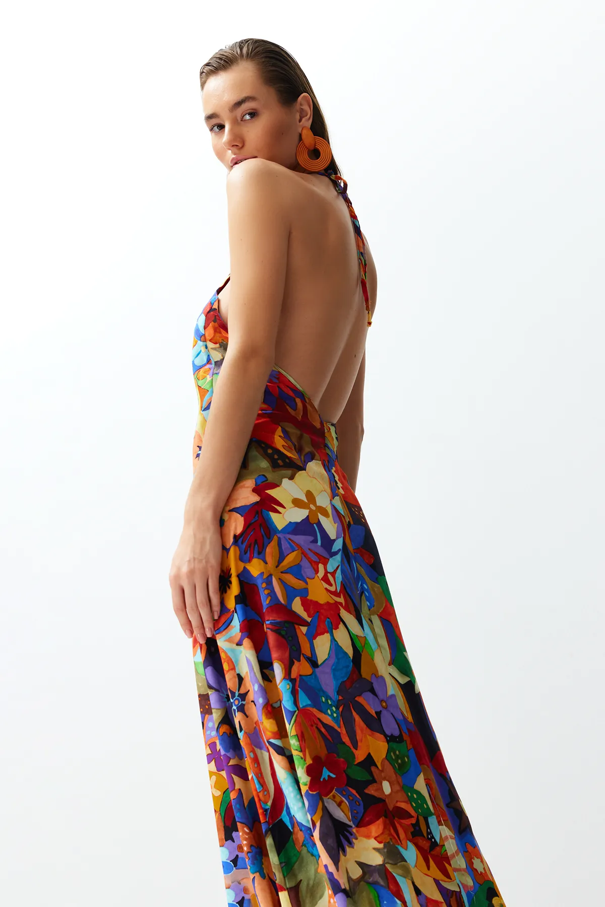 Trendyol Collection  Tief ausgeschnittenes Maxi-Strandkleid mit gewebtem Rücken und Blumenmuster TBESS24EL00022
