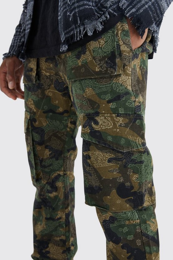 Slim-Fit Camouflage Cargo-Hose mit Bandana-Print