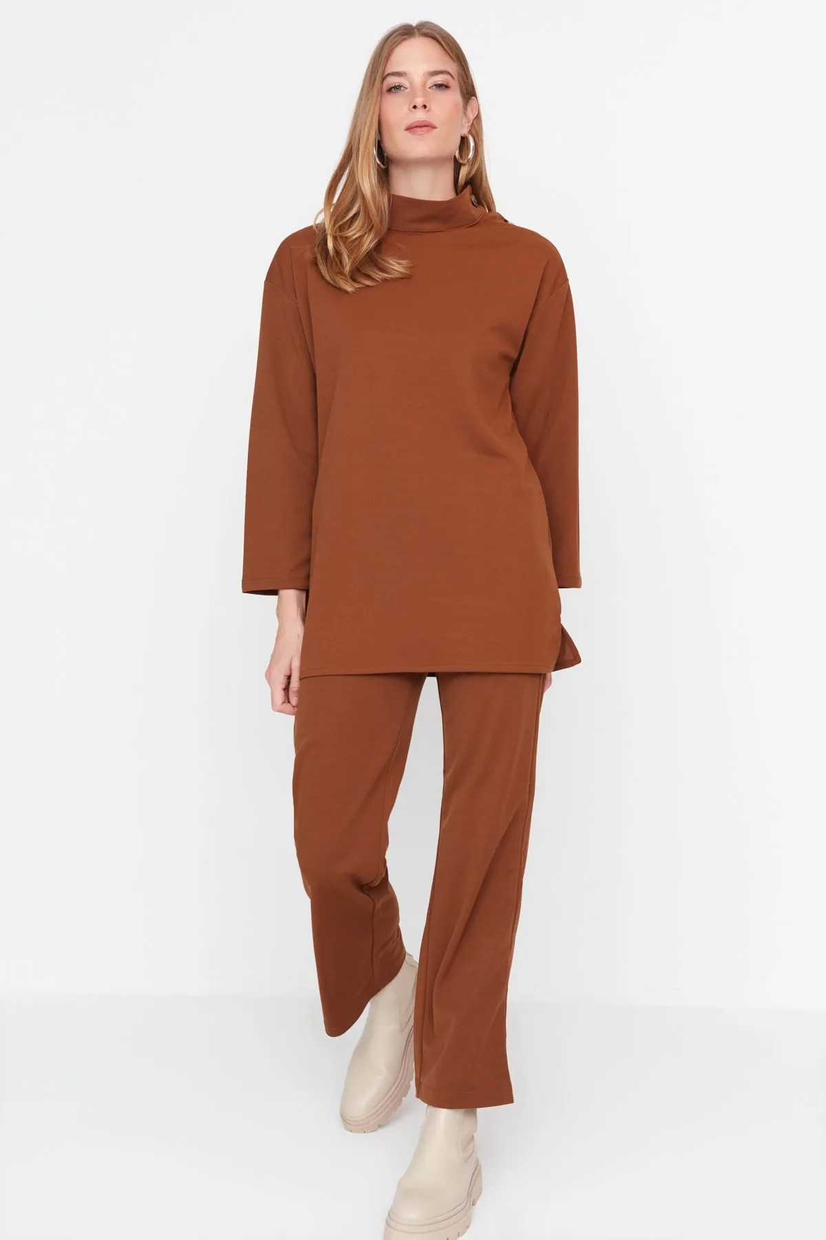 Trendyol Modest  Braunes Scuba-Tunika-Hosen-Strickset mit Knopfleiste an den Schultern TCTAW23US00162