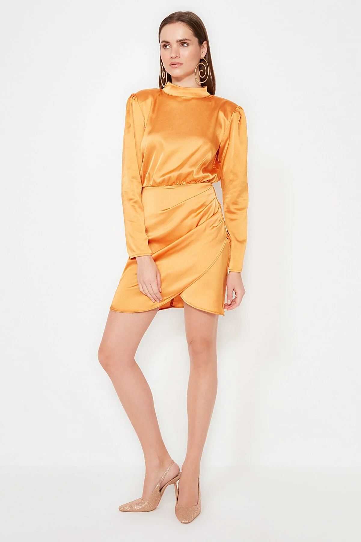 Trendyol Collection  Elegantes Abendkleid aus gewebtem Satin in Orange mit hohem Kragen TPRAW22EL1217