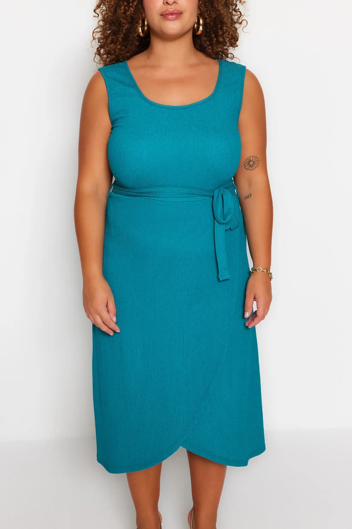 Trendyol Curve  Petrolfarbenes, zweireihiges Strickkleid mit Gürtel TBBSS22AH0144