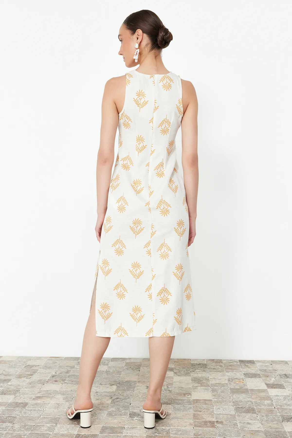 Trendyol Collection  Ecrufarbenes, gerade geschnittenes Midi-Gewebekleid mit ethnischem Muster TWOSS24EL00935