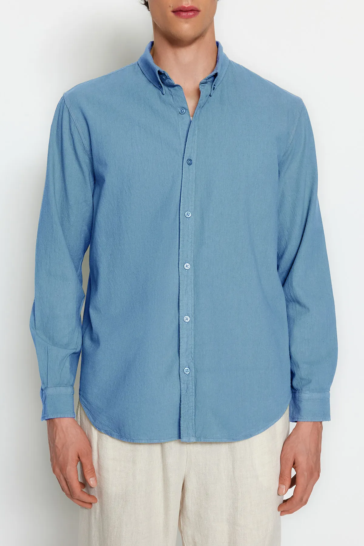 Trendyol Collection  Blaues Unisex-Hemd mit regulärer Passform aus 100 % Baumwolle und Leinenoptik TMNSS23GO00099