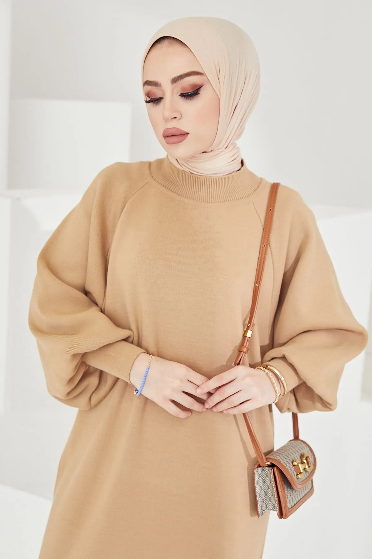 InStyle  Mina Strick-Hijab-Kleid mit Ballonärmeln – Kamel