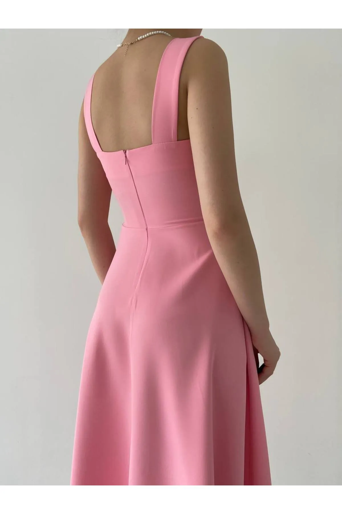 SONREİR  JESICA-KLEID MIT DICKEN TRÄGERN UND QUADRATISCHEM YEKA-DETAIL