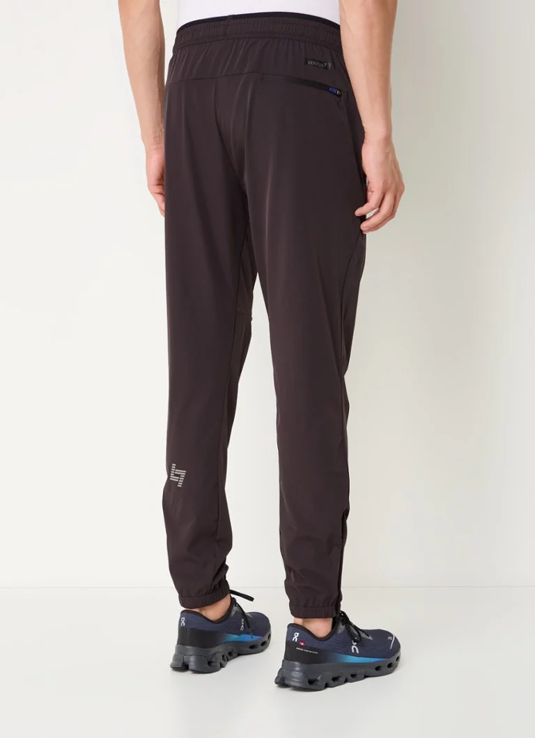 Pantaloni de trening slim fit de la Emporio Armani, cu logo și buzunare laterale.