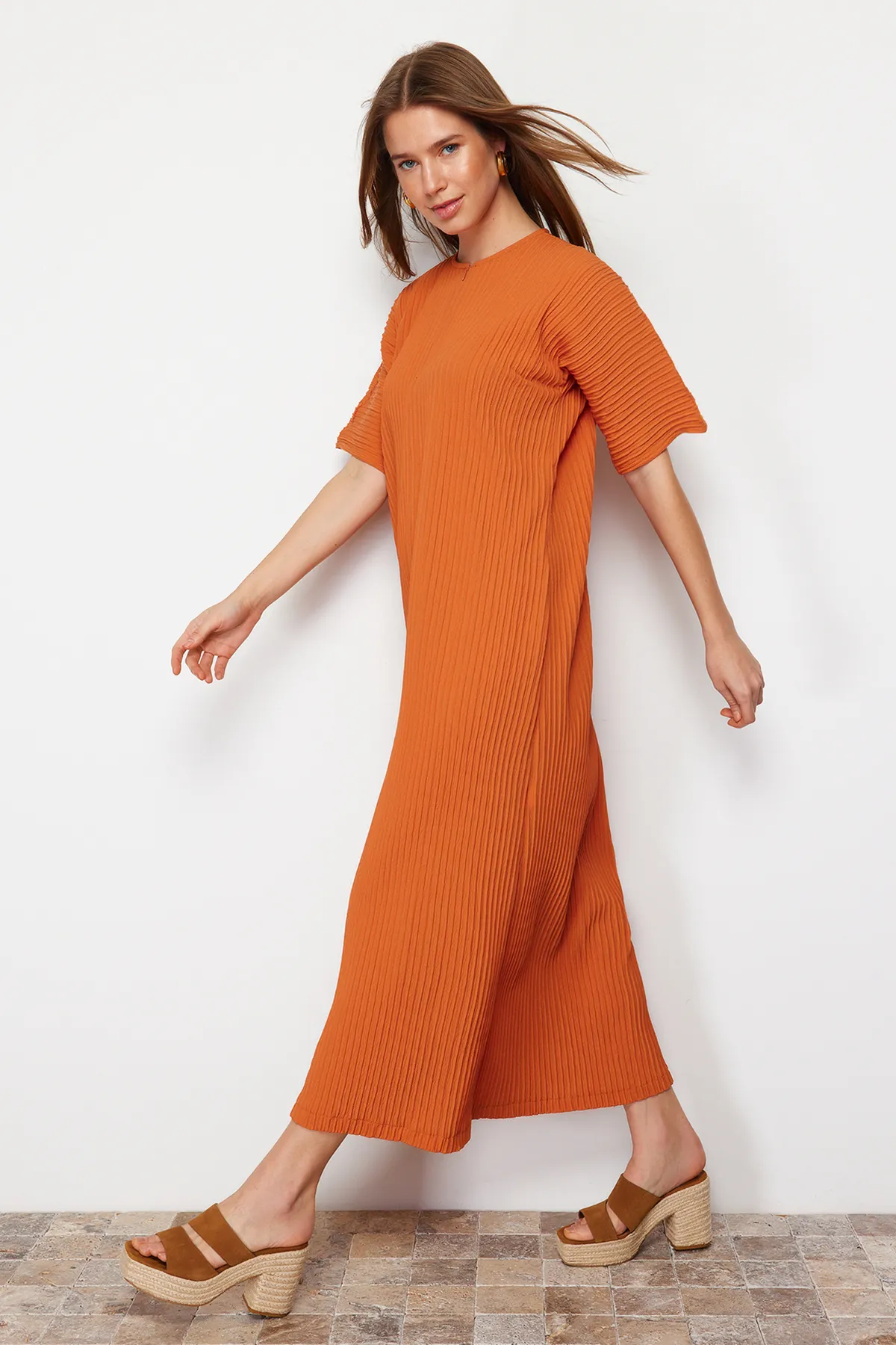 Trendyol Modest  Gefliestes Kleid mit Reißverschluss vorne und gewebtem Detail TCTSS24EB00172