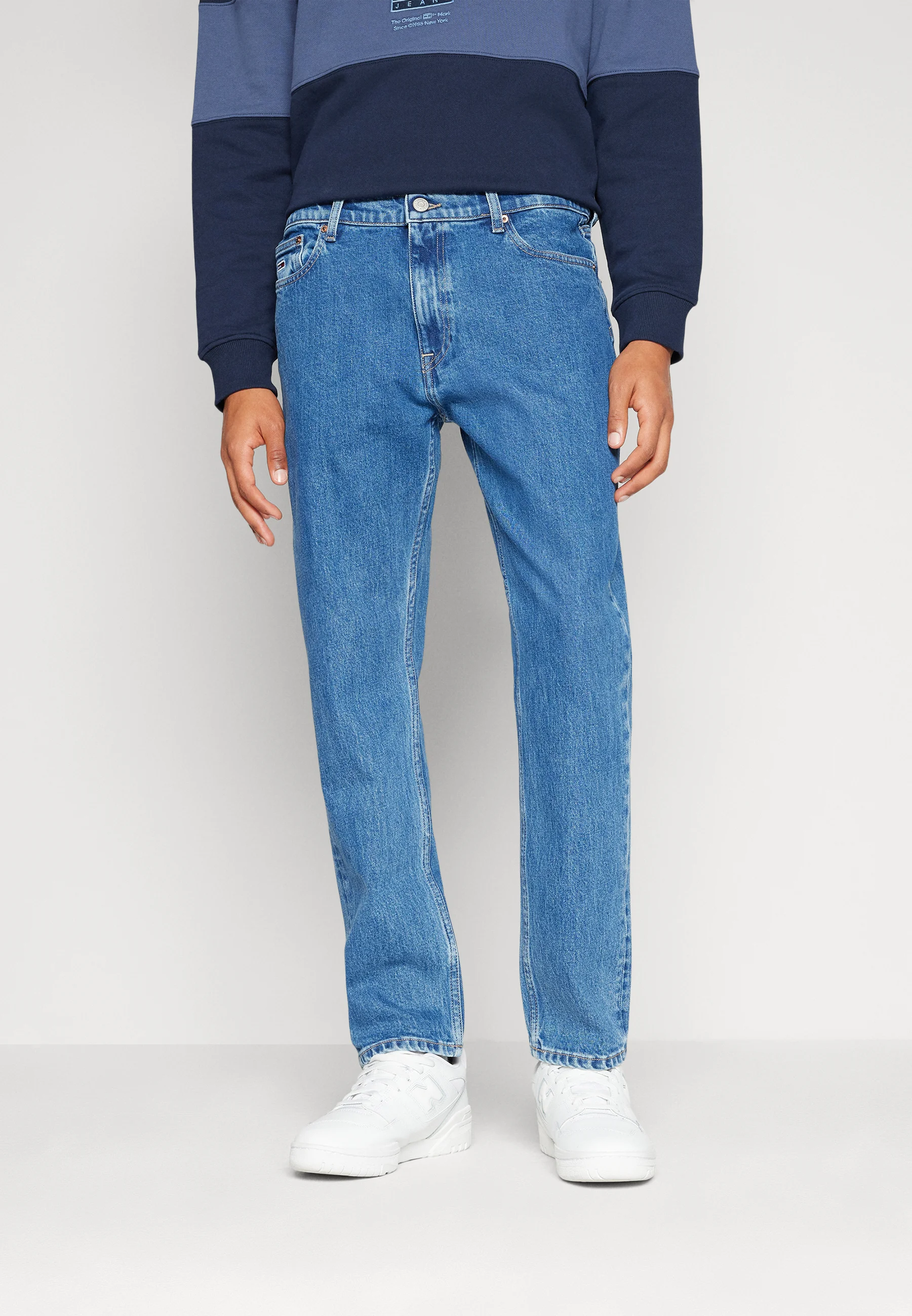 Tommy Jeans DAD REGULAR TAPERED - Vaqueros ajustados