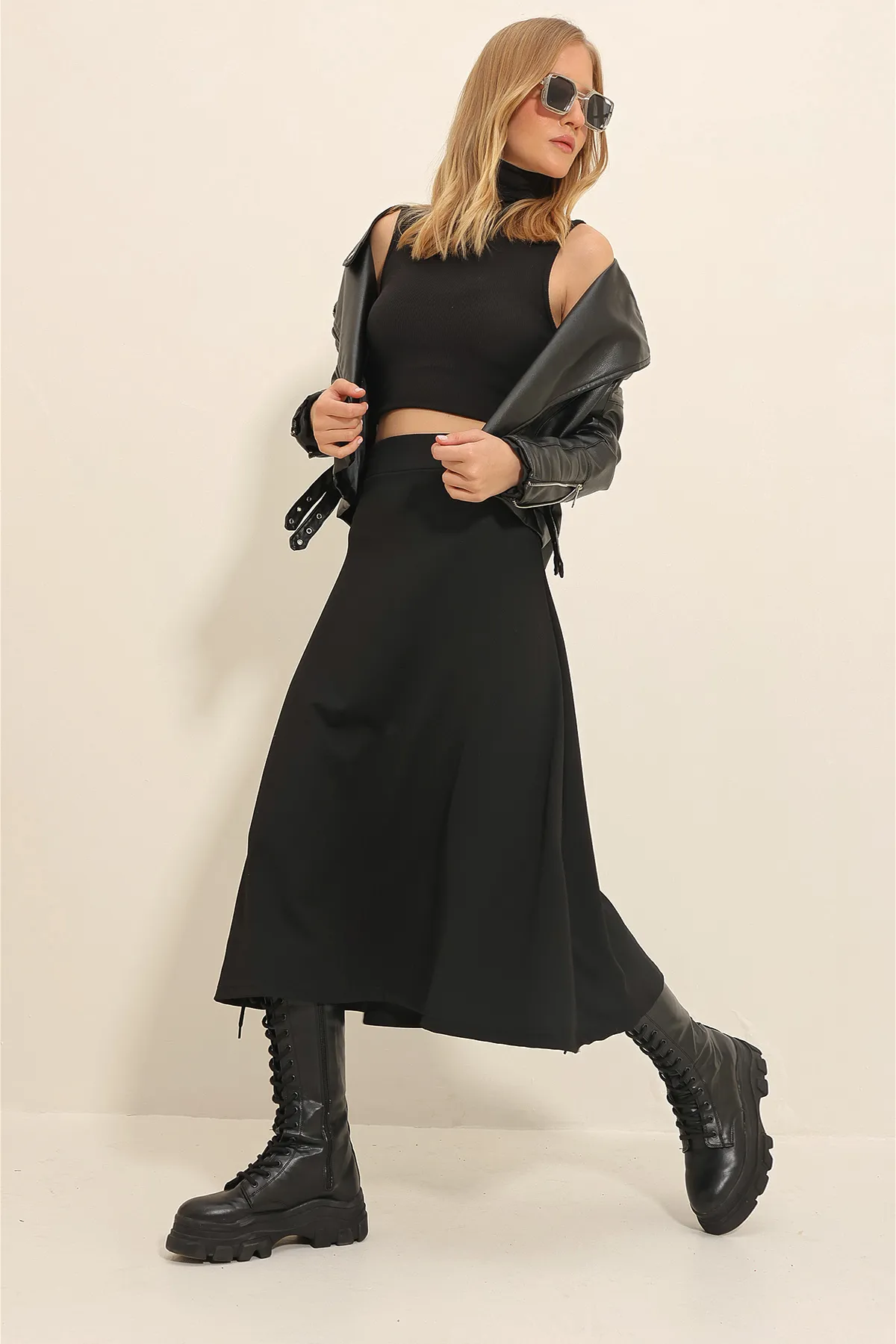 Trend Alaçatı Stili  Schwarzer Damenrock mit hoher Taille und elastischer Taille in A-Form in Midi-Länge ALC-X11324
