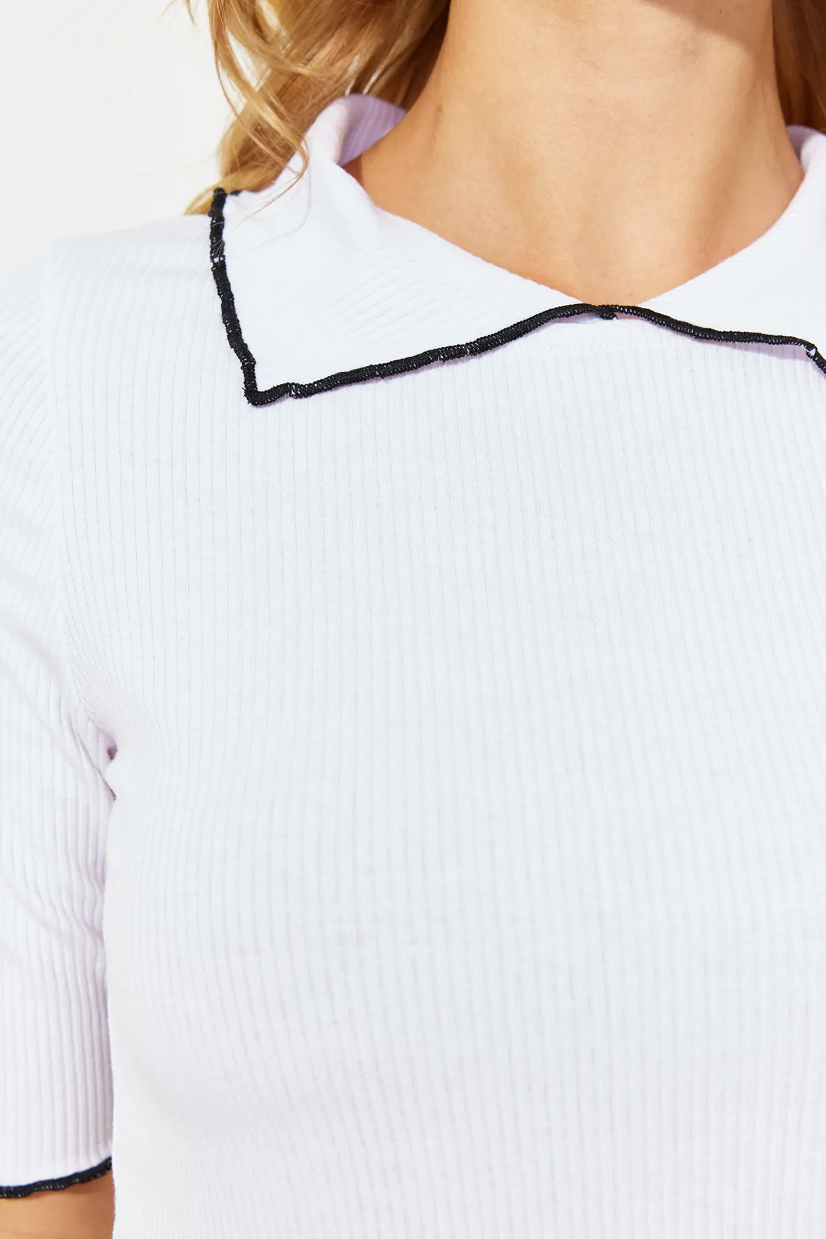 Trendyol Collection  Detaillierte, taillierte Strickbluse mit weißem Kragen TWOSS24BZ00194