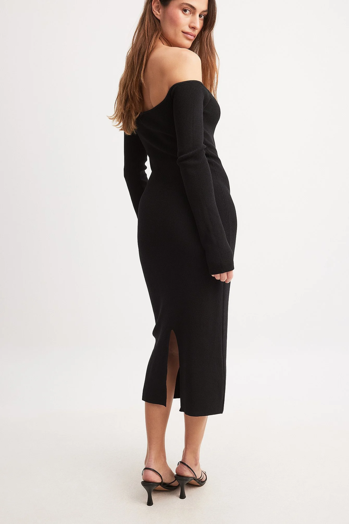 Schulterfreies Strick-Midikleid