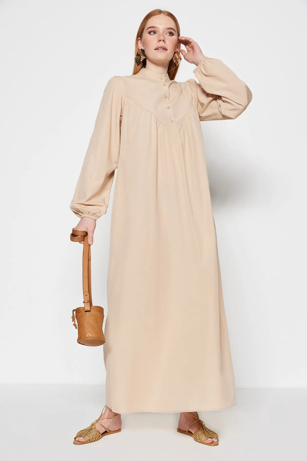 Trendyol Modest  Beiges, gefüttertes, gewebtes Kleid aus Baumwolle mit Ballonärmeln, halber Knopfleiste und weiter Passform TCTSS23EB00371