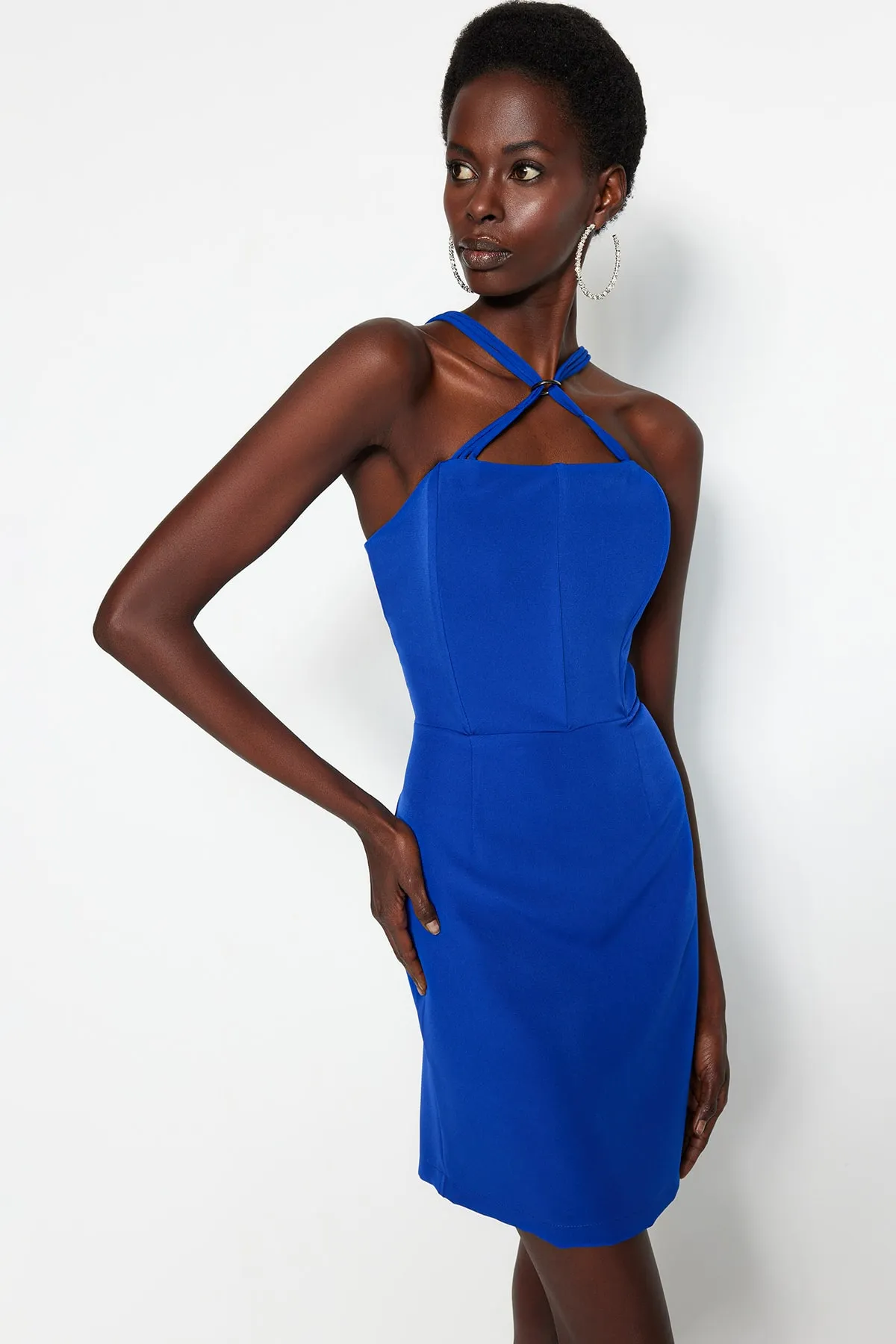 Trendyol Collection  Tailliertes Saks-Abendkleid mit gewebten Accessoires und schrägem Abendkleid TPRSS23EL00285