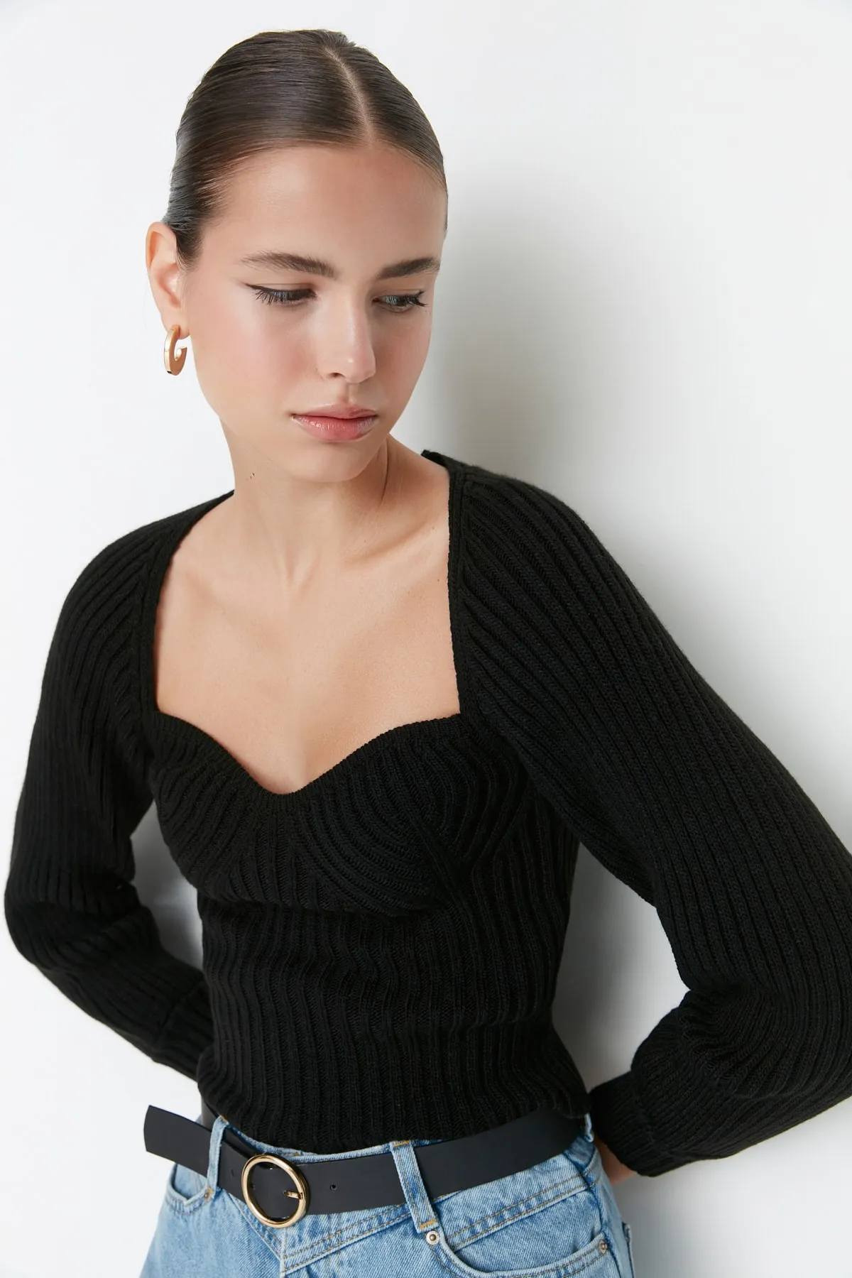 Trendyol Collection  Schwarzer kurzer Strickpullover mit Herzkragen TWOAW22KZ1760