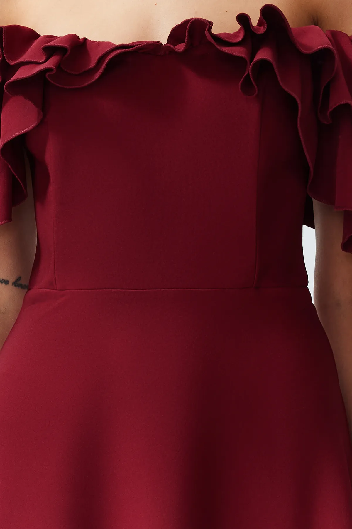 Trendyol Collection  Langes Abendkleid mit bordeauxroter Taillenöffnung/Skater-Webvolants TPRSS24AE00054