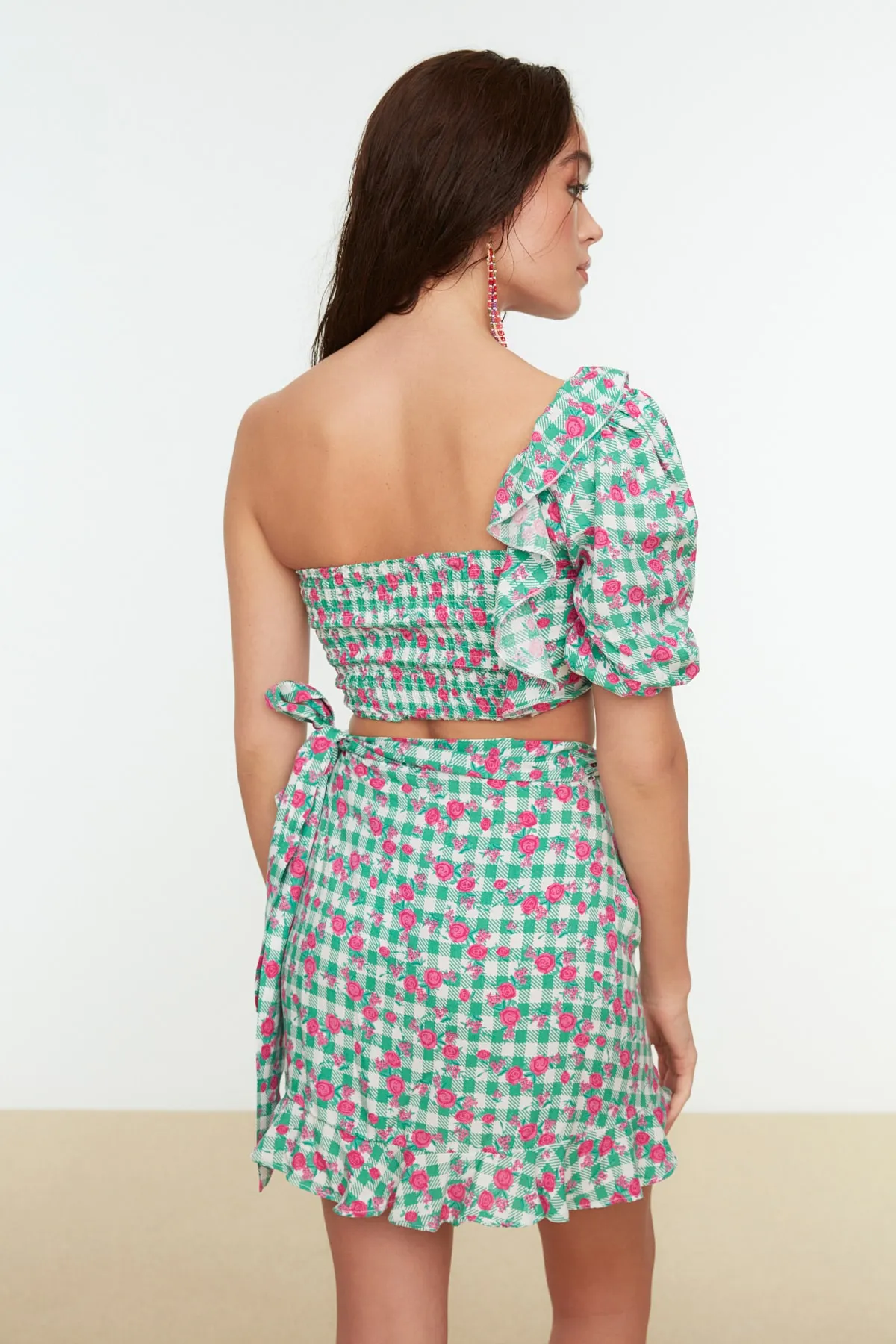 Trendyol Collection  Grüner One-Shoulder-Bluse-Rock-Kostüm mit gewebten Rüschen und Blumenmuster TBESS20AU0030