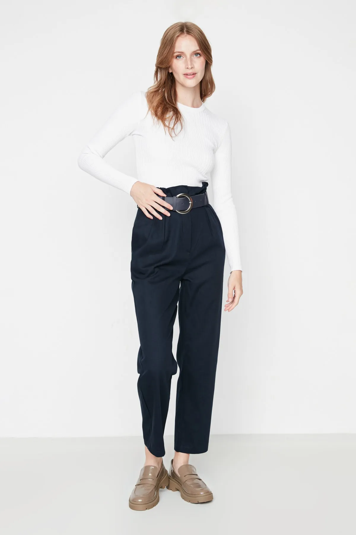 Trendyol Collection  Marineblaue, karottengewebte Hose mit Gürtel TWOSS20PL0016