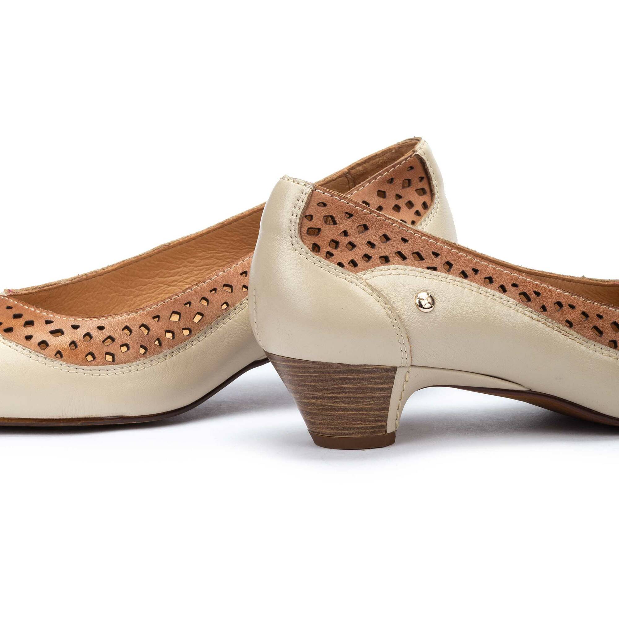 Buty damskie na niskim obcasie - KOŚĆ SŁONIOWA