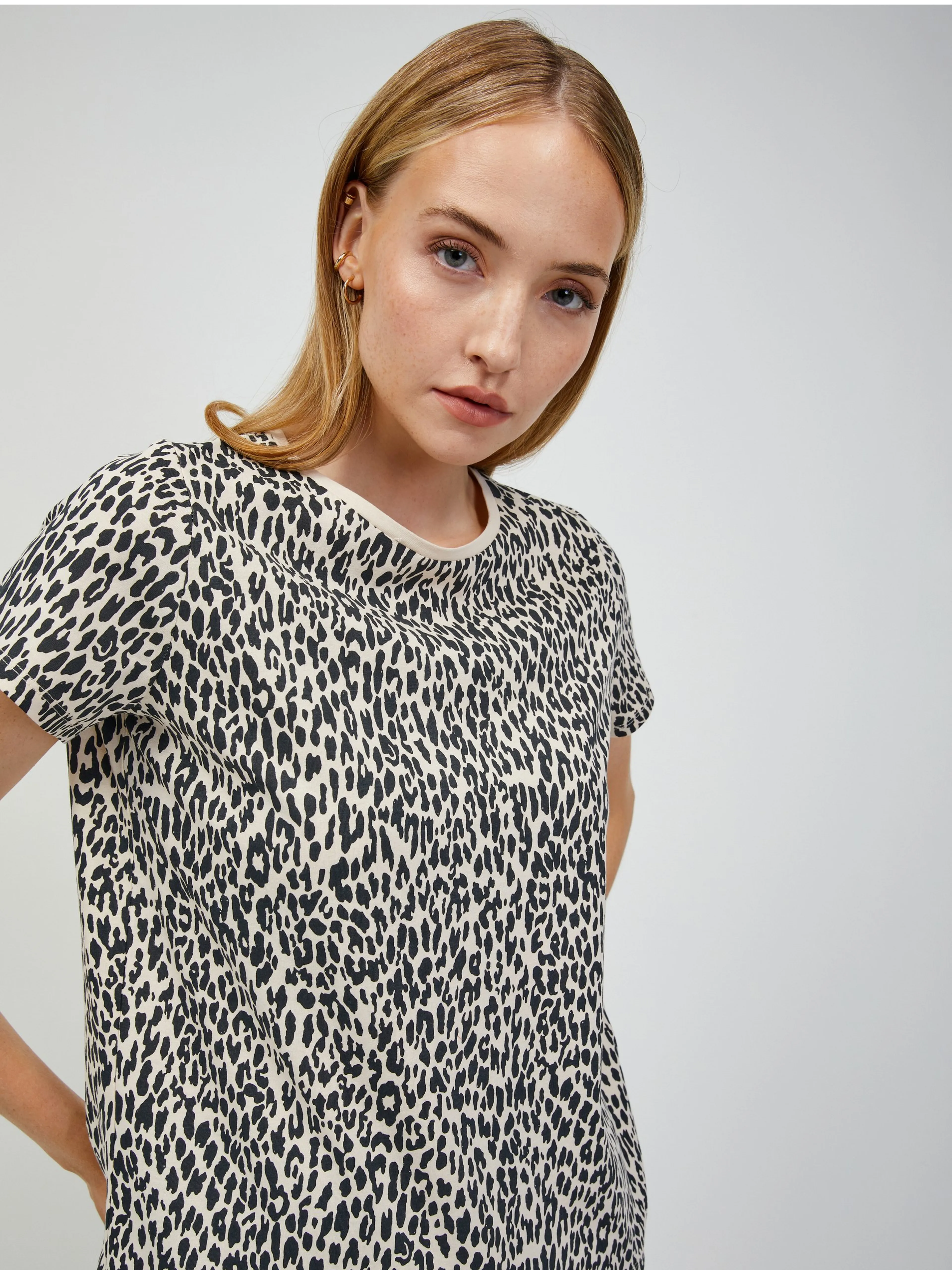 Beigefarbenes T-Shirt mit Tiermuster ORSAY