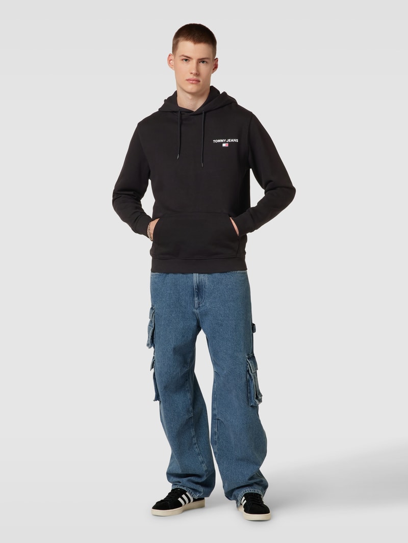 Hoodie mit Känguru-Tasche in schwarz