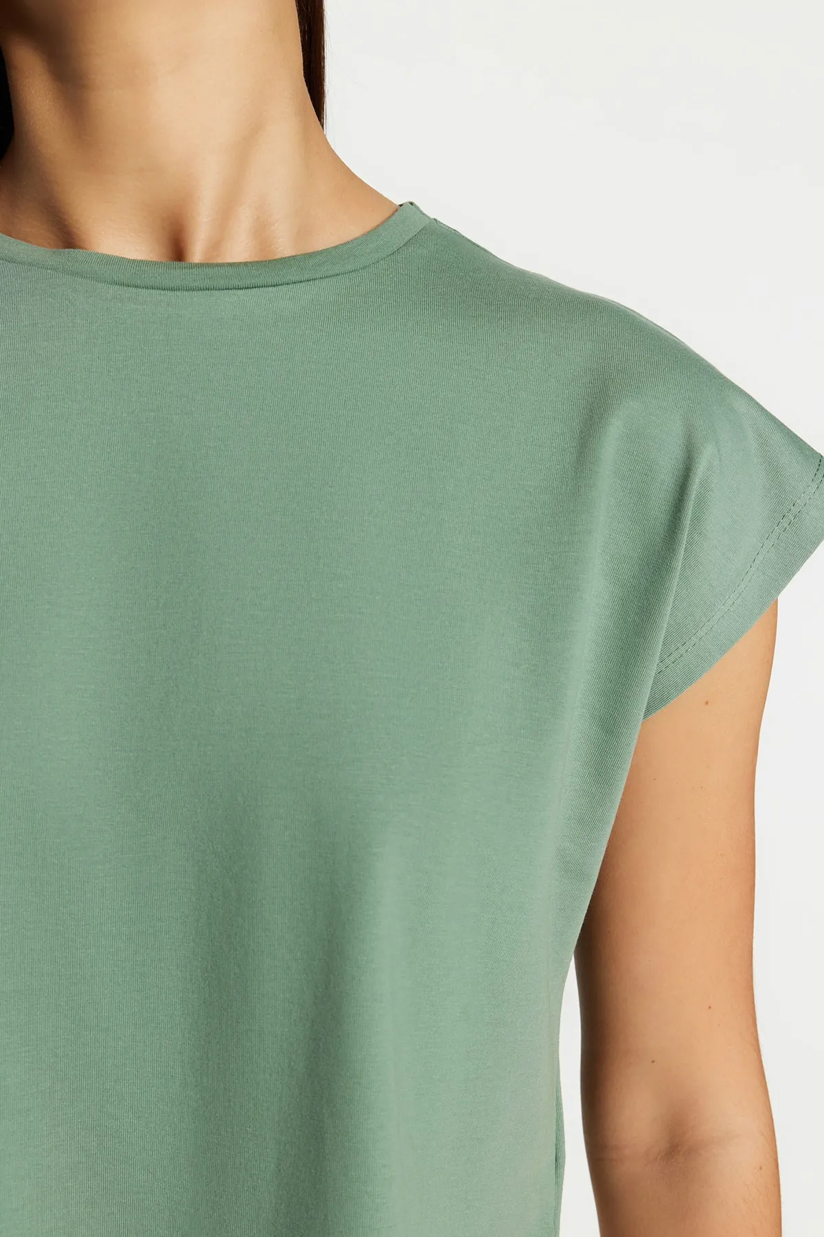 Trendyol Collection  Khakifarbenes Strick-T-Shirt aus 100 % Baumwolle mit niedrigen Ärmeln und weitem, entspanntem Schnitt und Rundhalsausschnitt TWOSS22TS0378